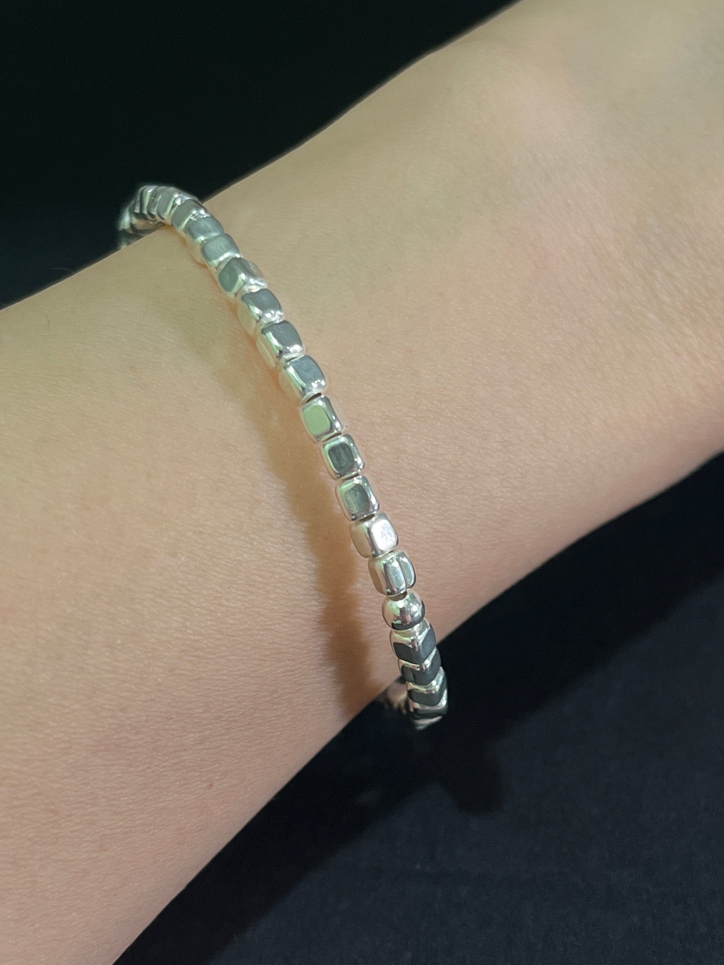 小丞飾
方塊石頭銀塊彈力繩手鏈
$890 -適合14-17手圍佩戴 #B601043