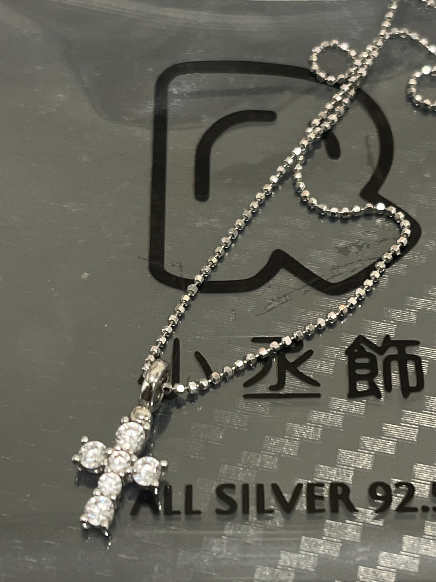 小丞飾 閃珠切割圓珠十字架項鍊 40+5公分 $890。#N601031