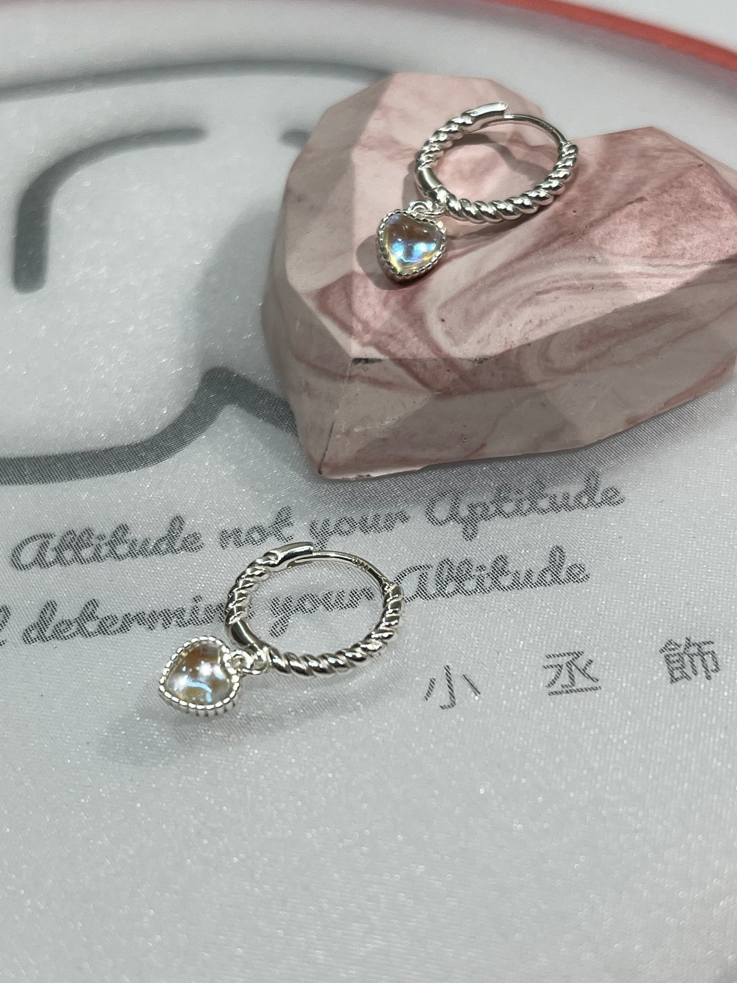 小丞飾 麻花圈圈月光石耳環 耳圈約0.9公分 $360 #111