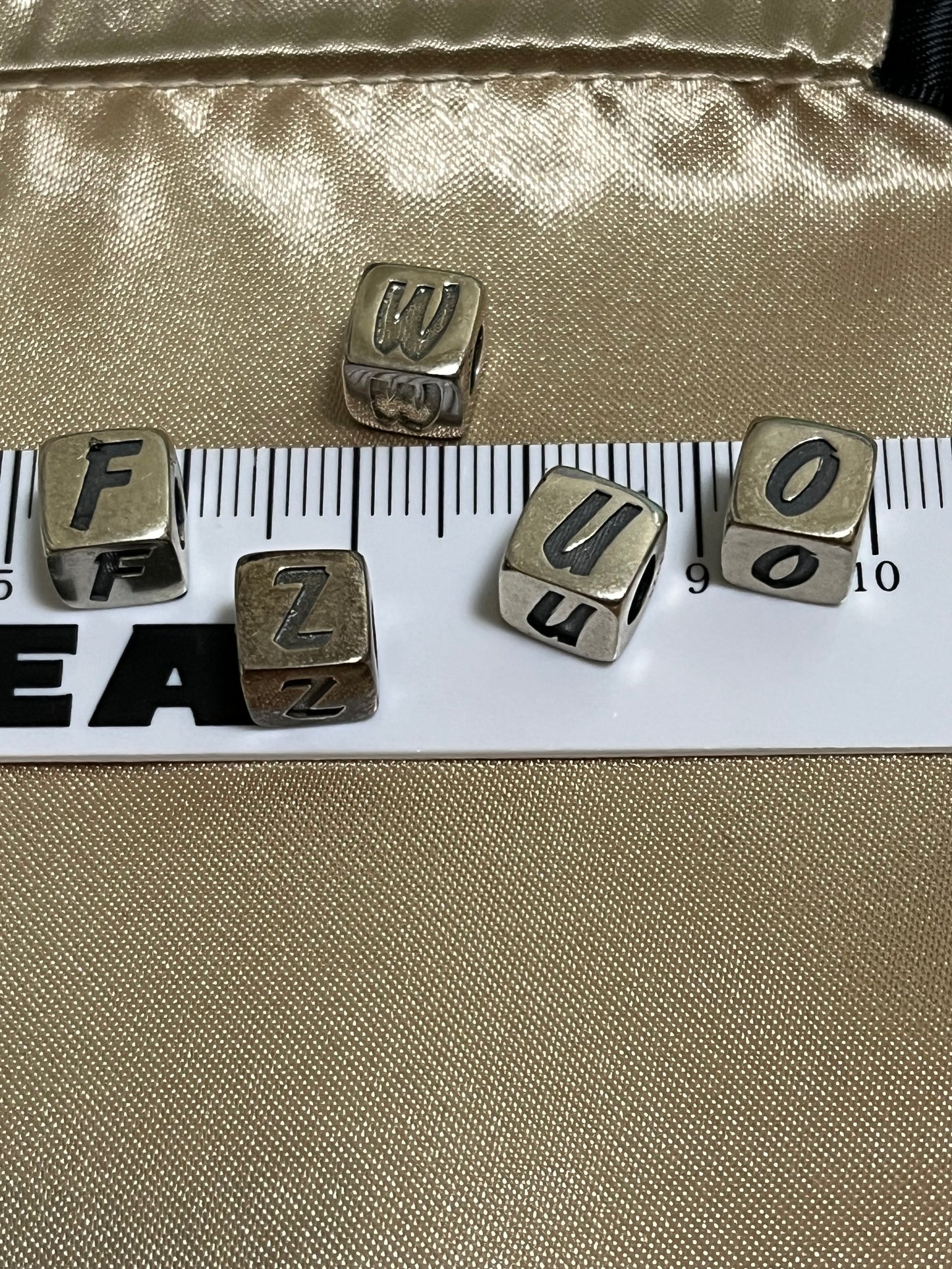 小丞飾 方塊字母墜子 $160。 #61