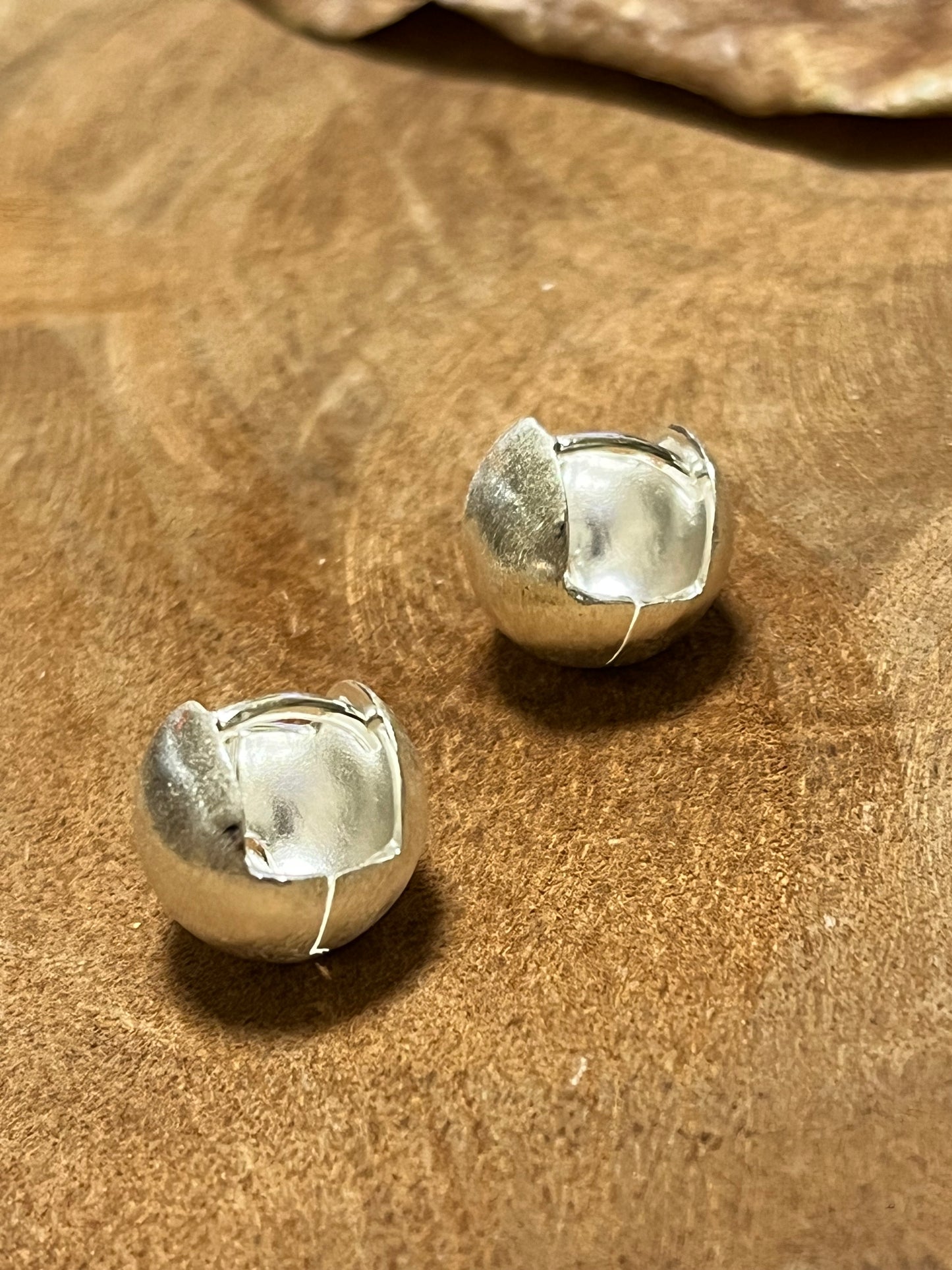 小丞飾 拉絲圓珠耳環 圈口8mm , 珠珠13mm $390