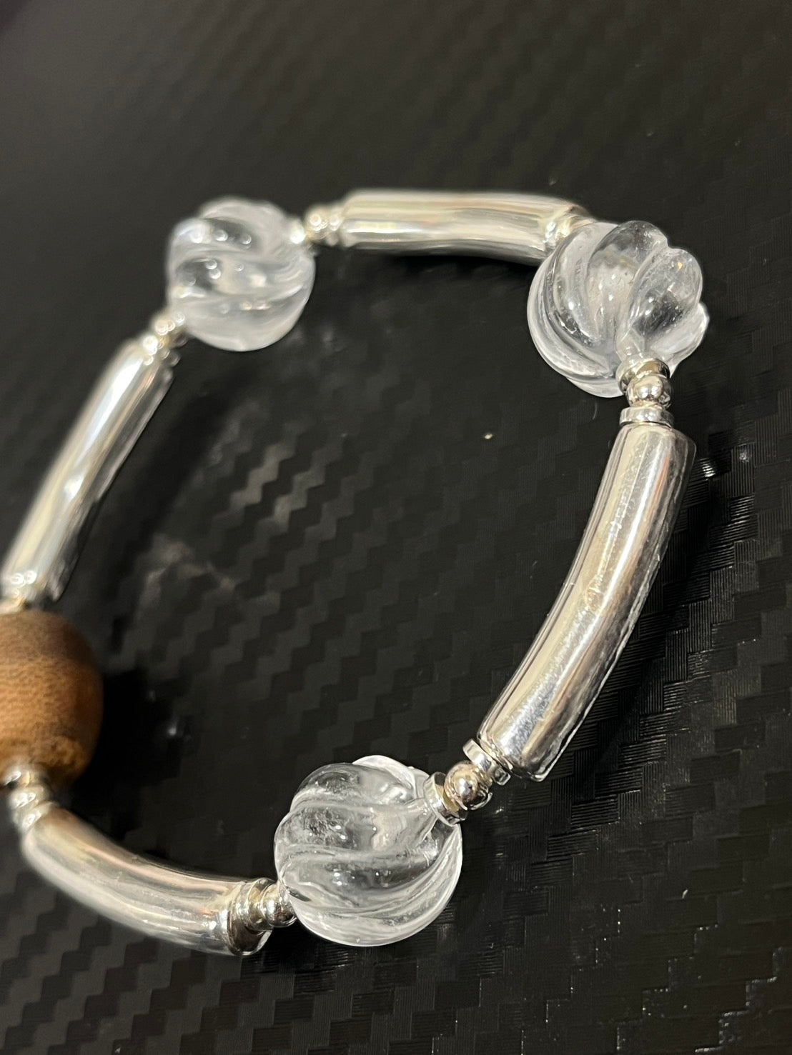 小丞飾
925 銀管珠 × 手工透明玻璃珠 × 天然木質珠
彈力繩設計適合14-17手圍
$2190 B601027