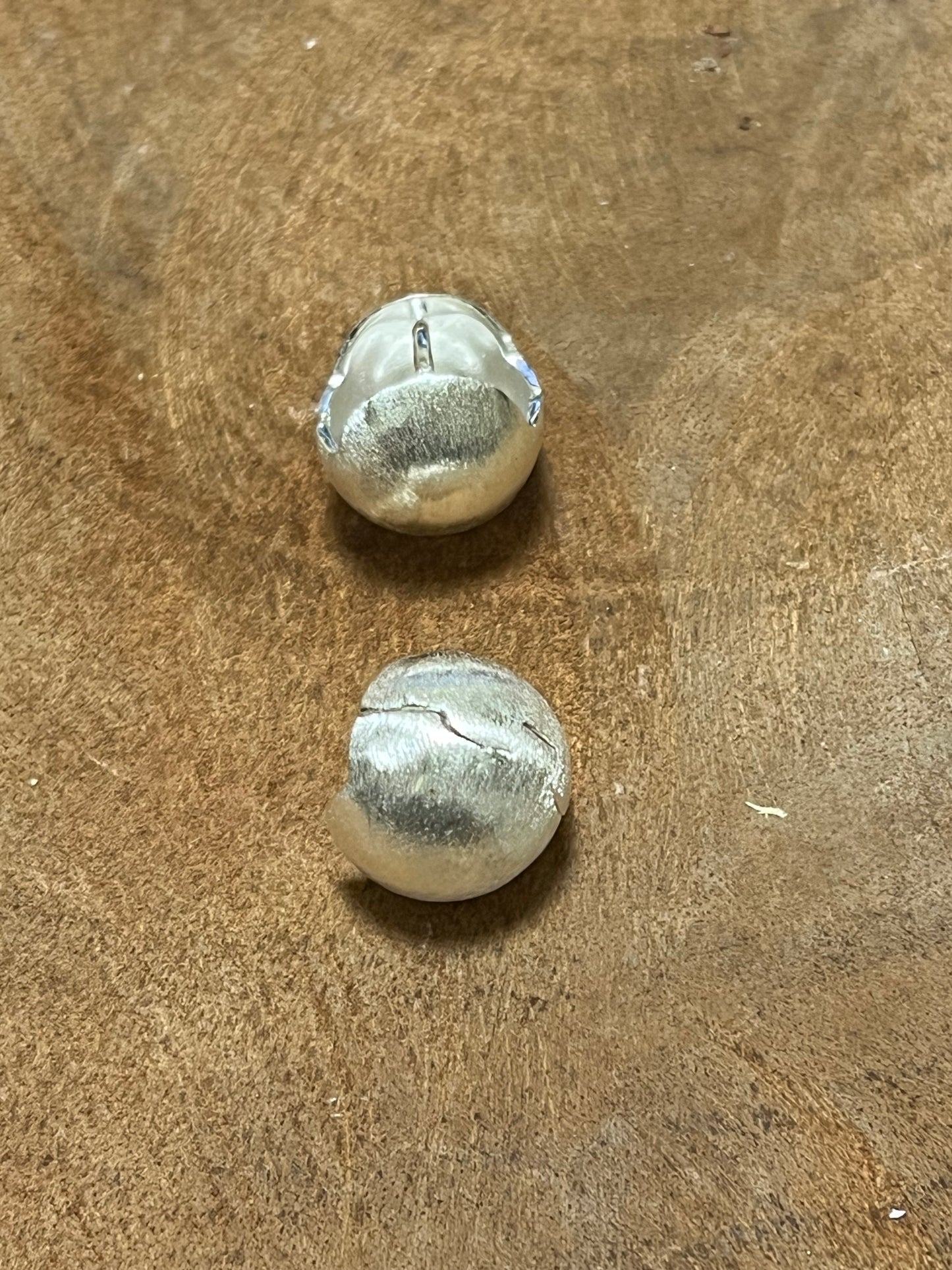 小丞飾 拉絲圓珠耳環 圈口8mm , 珠珠13mm $390