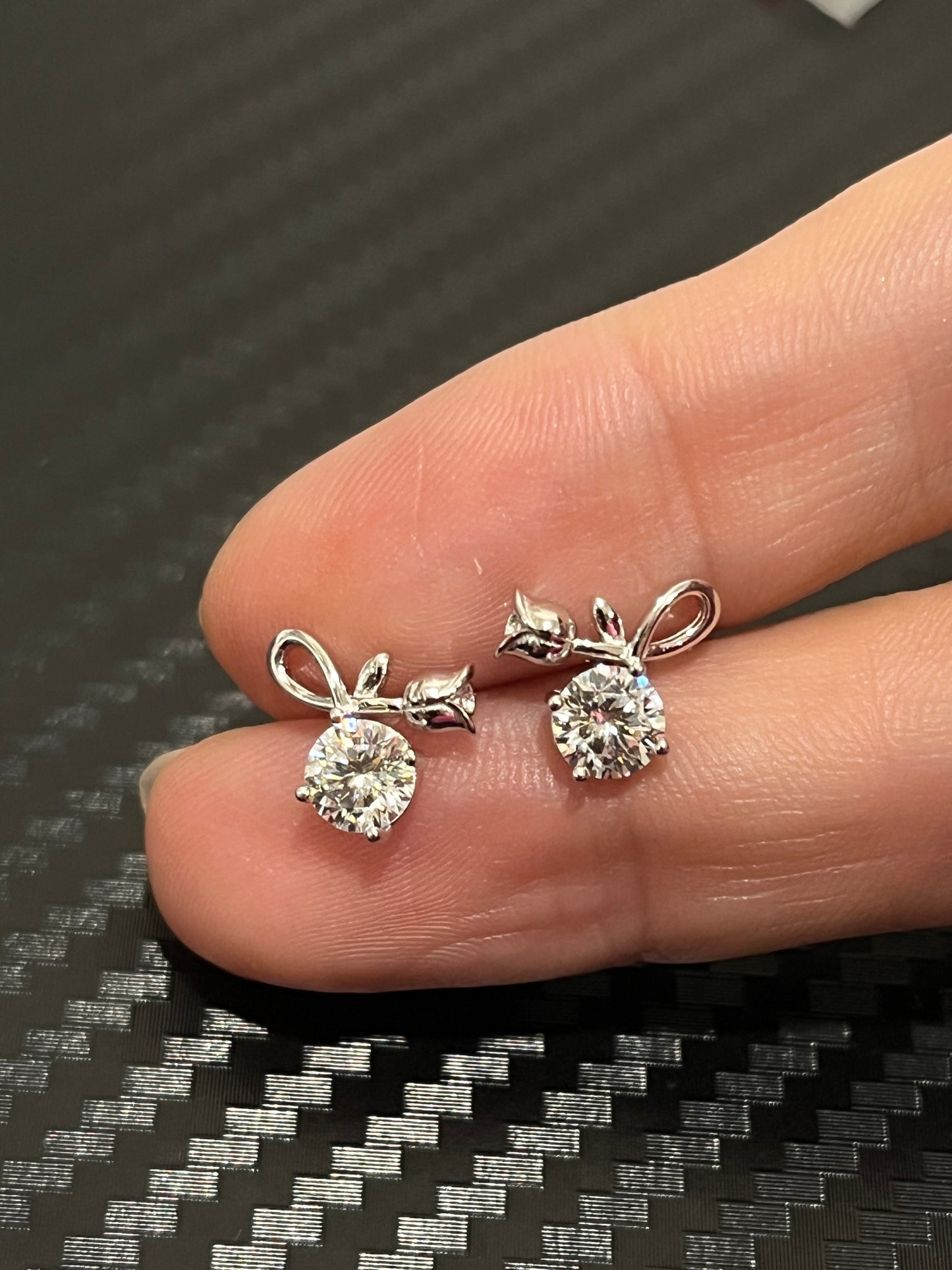 小丞飾-莫桑鑽50分-鬱金香耳釘E6031413