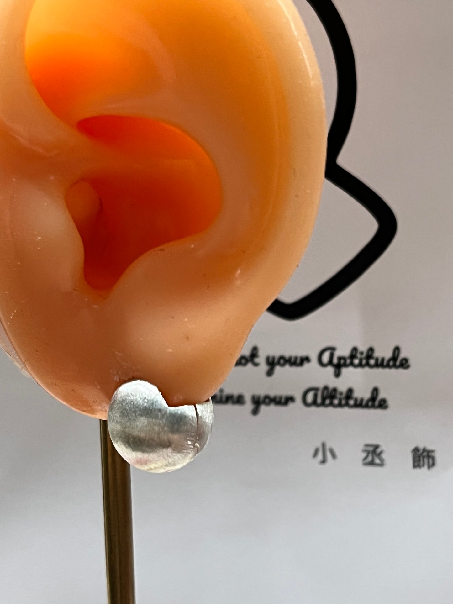 小丞飾 拉絲圓珠耳環 圈口8mm , 珠珠13mm $390