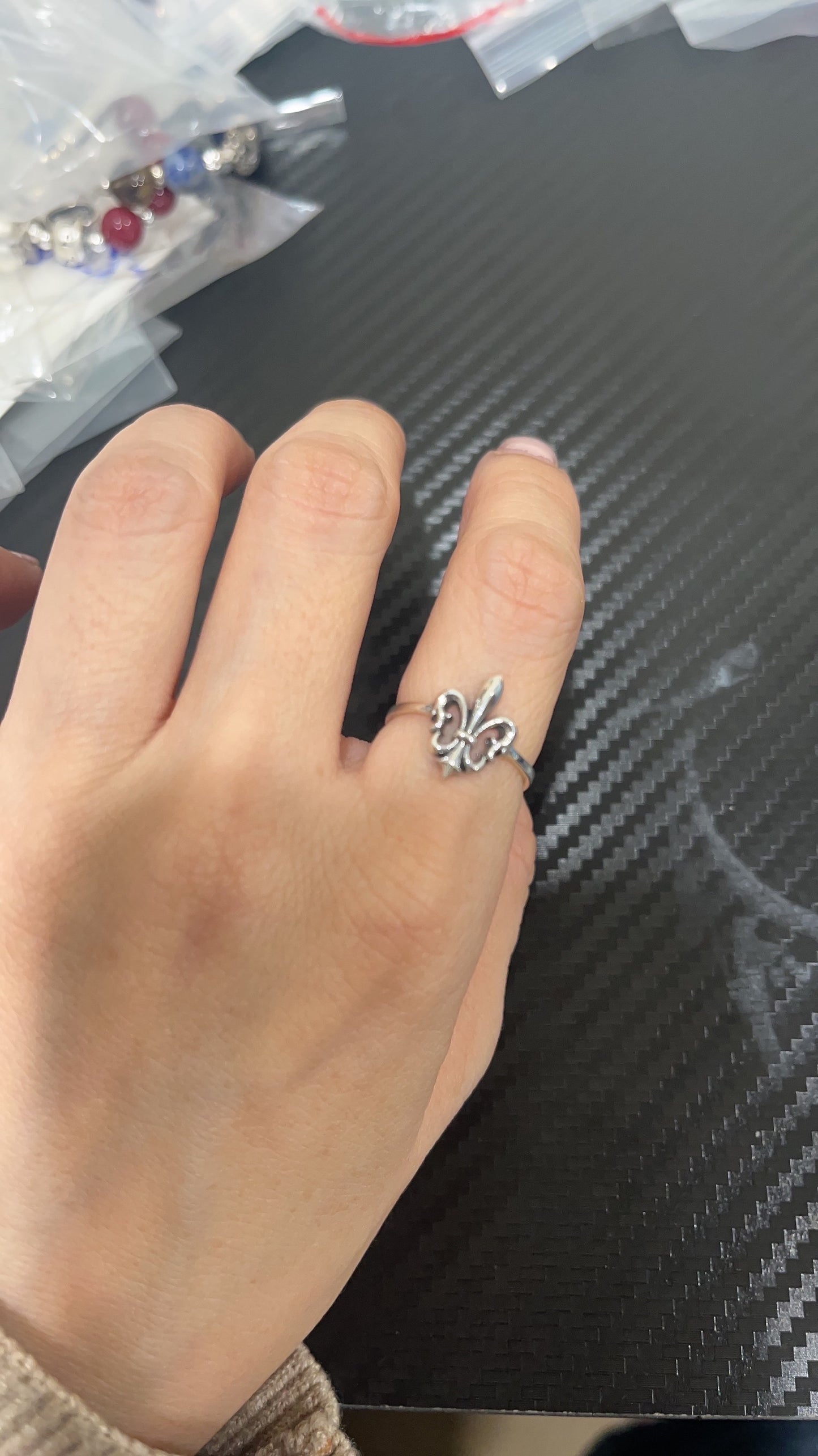 小丞飾
鳶尾⚜️花復古戒指
定圍 美碼6號 約港碼13
$320 R601021