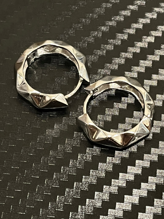 小丞飾
寬版立體菱格紋造型耳扣
內圈14mm E6052403