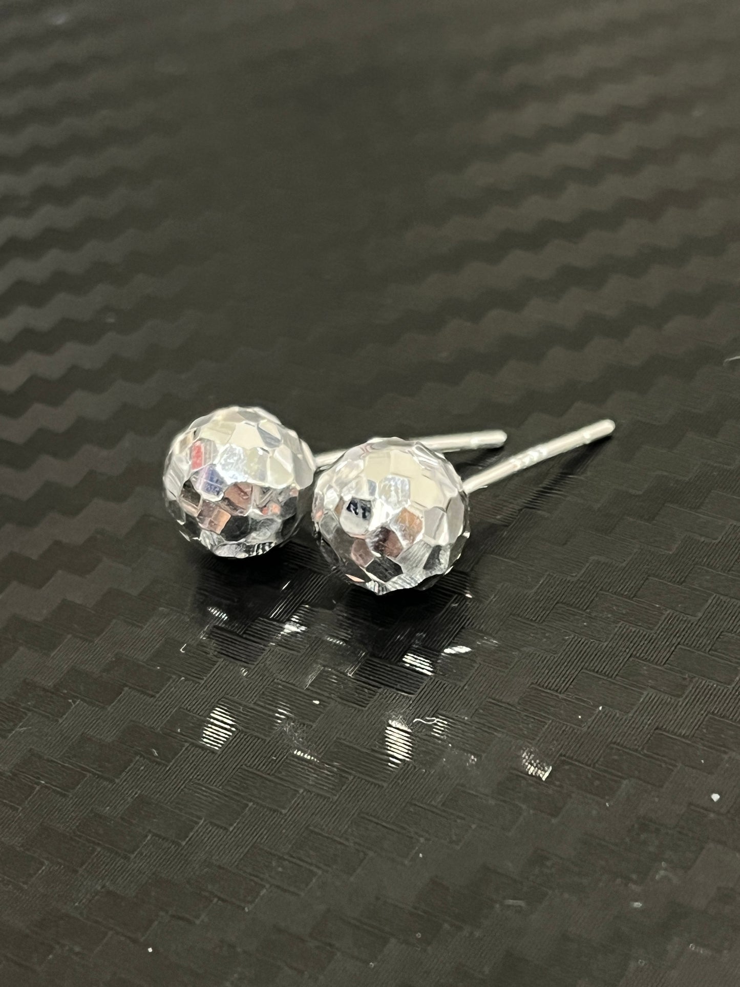 小丞飾 超美！低調又高級！
圓珠碎冰耳釘$490。R601291