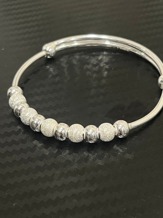 小丞飾
磨砂亮珠 閉口式調節式手環 999足銀
$2190  #B6010211