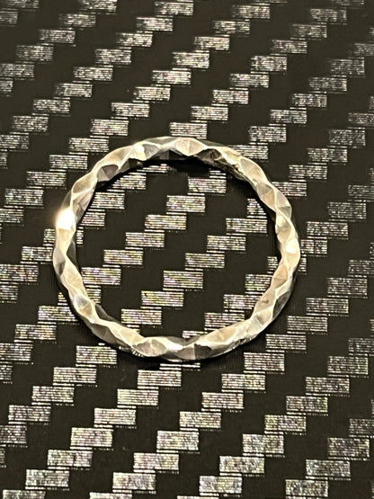 小丞飾
造型菱格紋切割定圍戒指 R6052404
