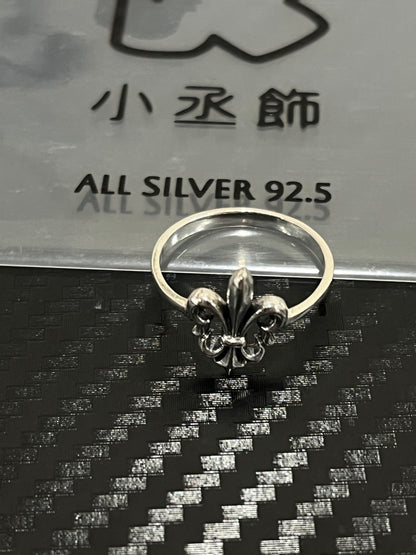 小丞飾 
鳶尾⚜️花復古戒指 
定圍 美碼6號 約港碼13
$320  R601021