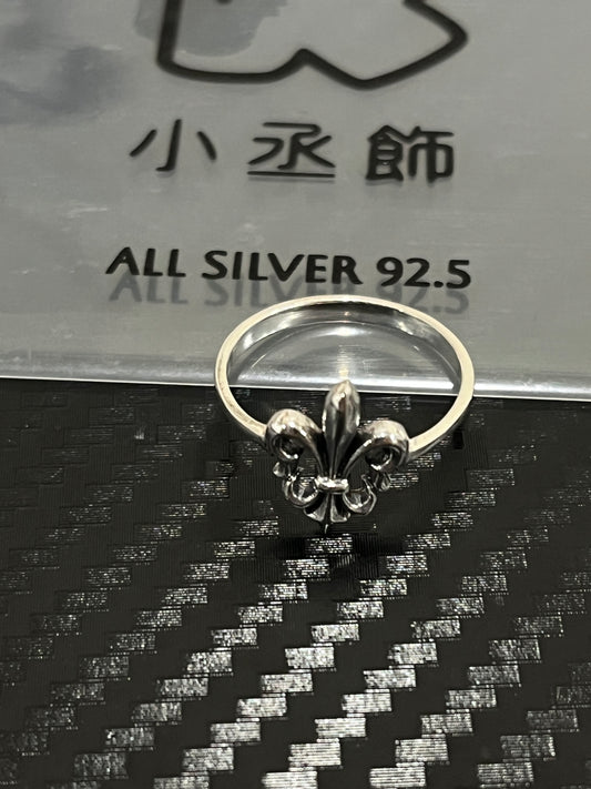 小丞飾 
鳶尾⚜️花復古戒指 
定圍 美碼6號 約港碼13
$320  R601021