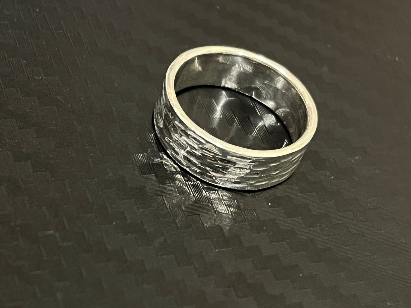 小丞飾
寬版個性線條紋路定圍戒 R6052405