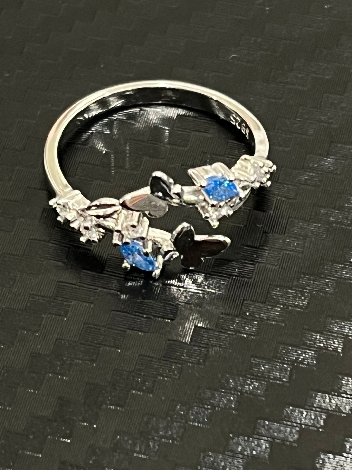 小丞飾
唯美浪漫藍鑽飛蝶前開口戒
$460   R601117