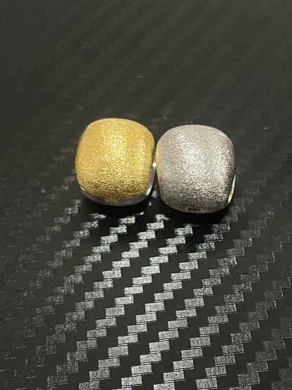 小丞飾
金銀兩面多戴款閃砂方弧面耳扣
$890  #E601022