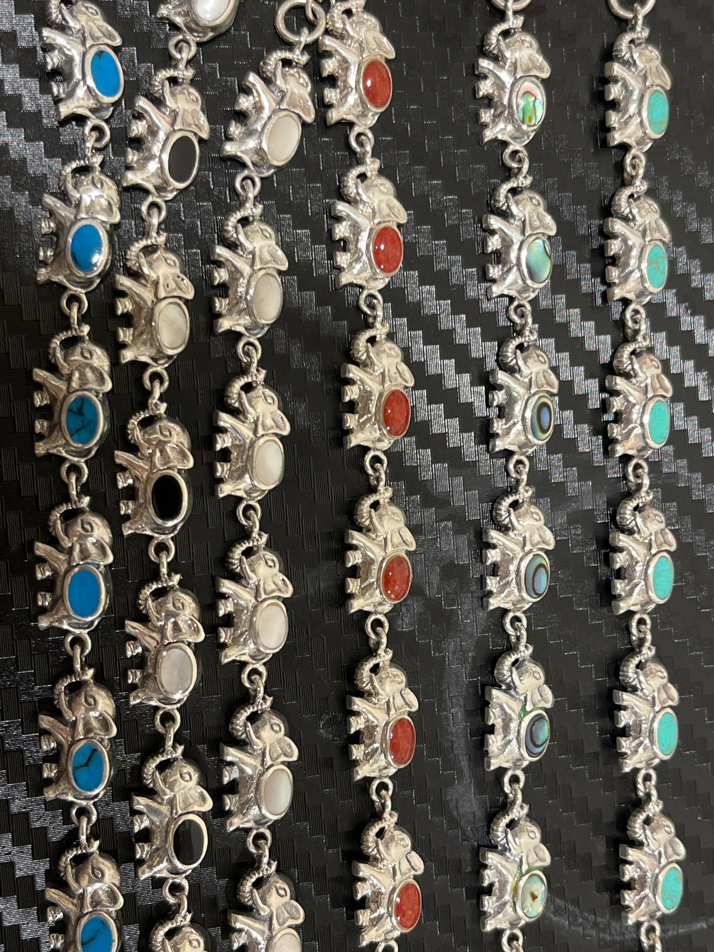 小丞飾 泰國純銀礦石大象手鏈 $1690  大象手鏈男女都適合 ，總長19公分，小手圍可以客製化拿幾顆大象-  #B601025 
藍色藍松石
黑色黑瑪瑙
白色白玉髓 
紅色紅碧玉
七彩鮑魚
綠藍綠松石