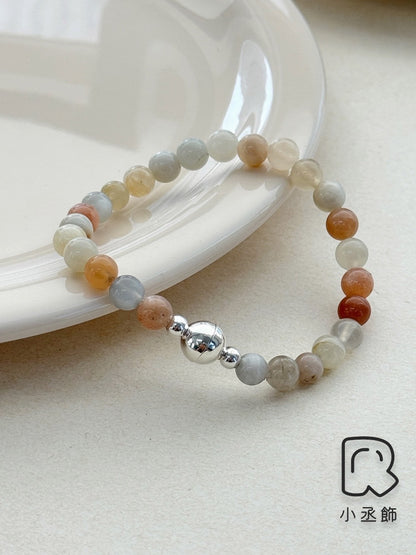 小丞飾 一繫即可扣上，磁鐵設計扣頭一秒上手手鍊上手不卡卡，適合14-17公分手圍❤️ 韓國製造 
透明水晶$690
淺橘月光石$790
多色乳白淺灰水晶海藍寶$890 #B601024