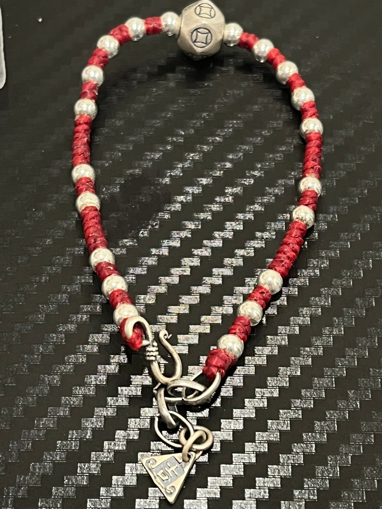 小丞飾 銅錢轉運珠珠蠟繩紅繩 17+3公分 $1290。 B601118