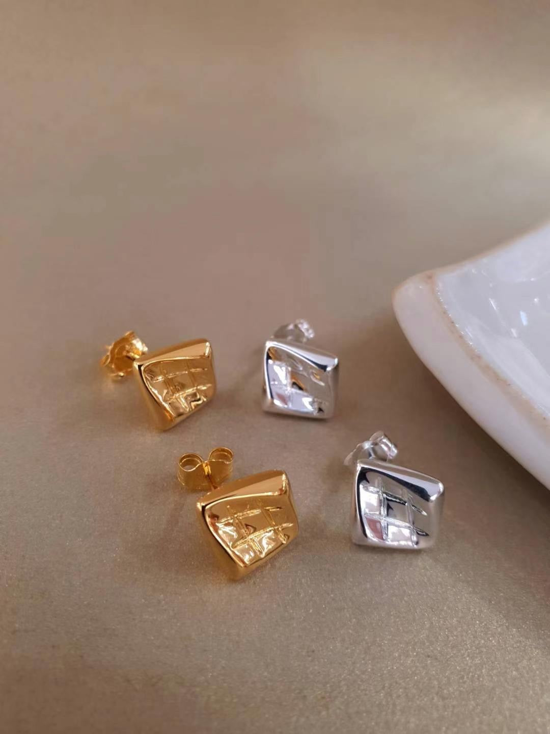 小丞飾 韓國製造
井字方塊耳釘$490  銀色款 #166