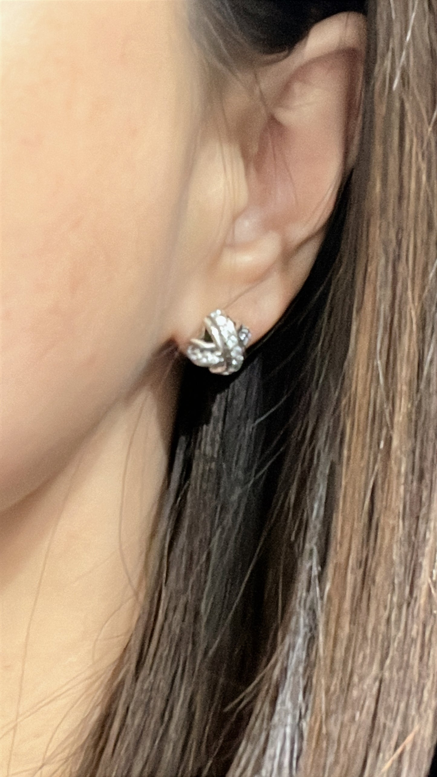 小丞飾 超美小香風
交叉滿鑽耳釘 $990。 R691231