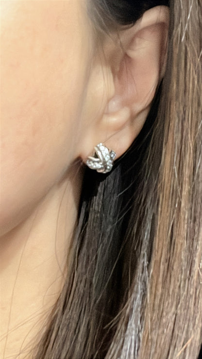 小丞飾 超美小香風
交叉滿鑽耳釘 $990。 R691231