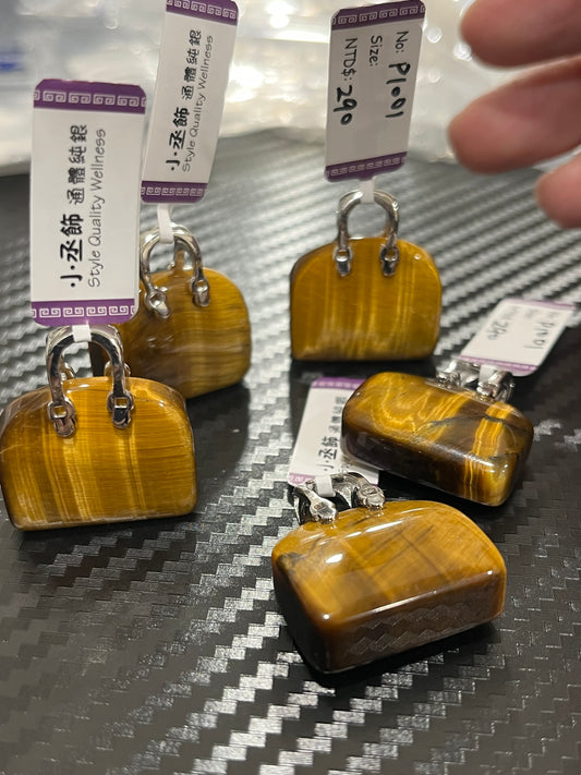 小丞飾
來一顆虎眼石包包👜吧 適合搭配55公分以上的長鏈喔
虎眼石包包單墜$290  ， P1001