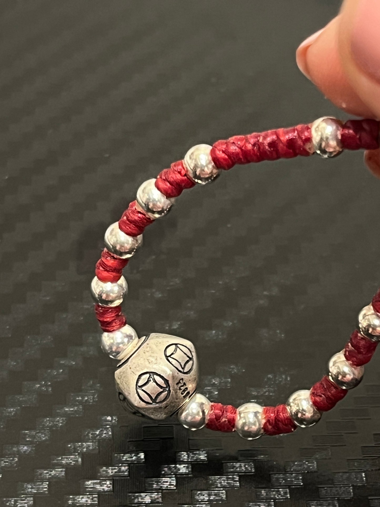 小丞飾 銅錢轉運珠珠蠟繩紅繩 17+3公分 $1290。 B601118