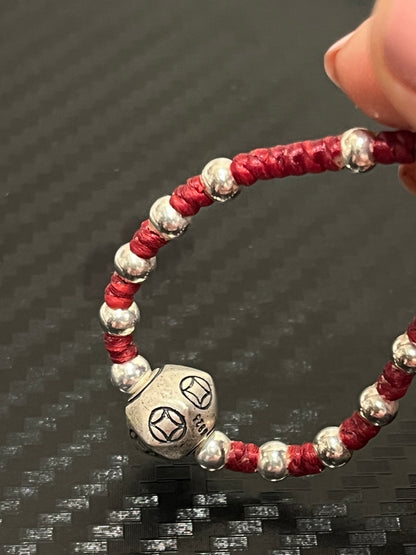 小丞飾 銅錢轉運珠珠蠟繩紅繩 17+3公分 $1290。 B601118