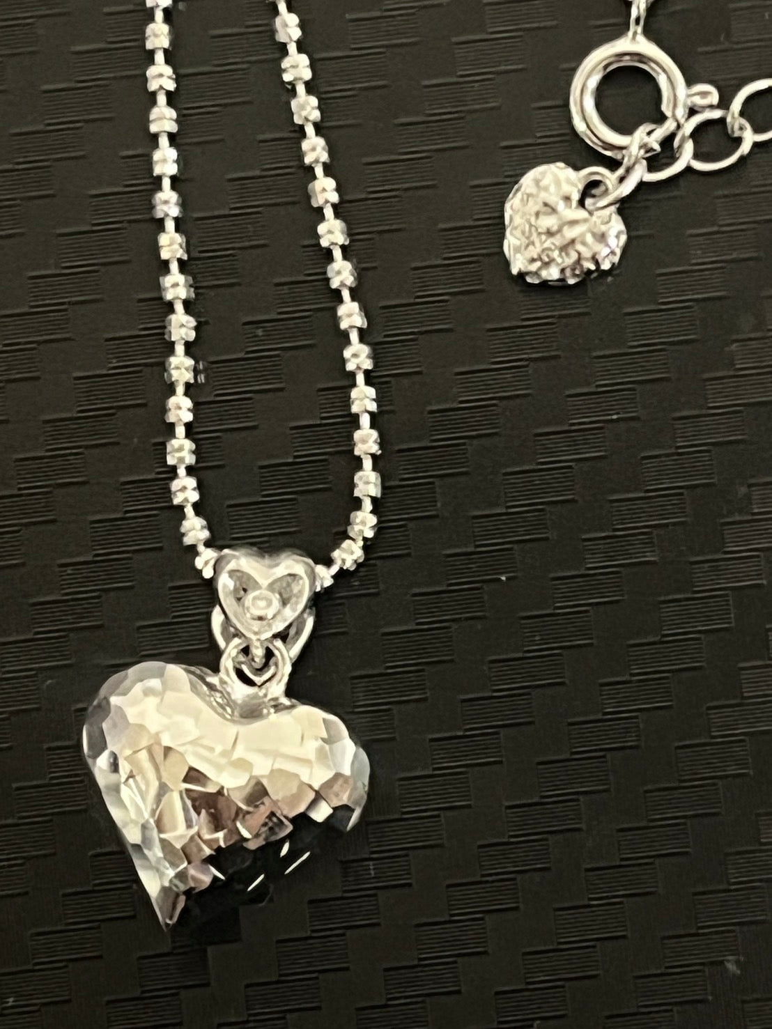 小丞飾
碎冰韓國捶打雙愛心💗 連尾牌也是愛心超有質感
鏈條雙閃珠鏈條
長度45+10公分 
$1490。#N601032