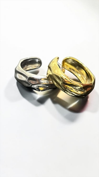 小丞飾質感不規則熔岩造型開口戒指，包含金色與銀色兩款，展現獨特流動線條與金屬光澤感。