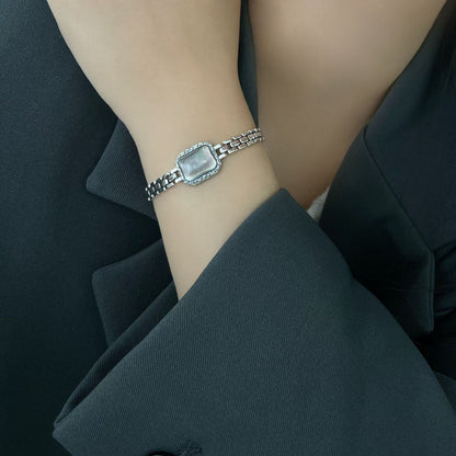 小丞飾
S925純銀女王人像重工錶帶貝殼手鍊高級百搭時尚簡約款 B6080203