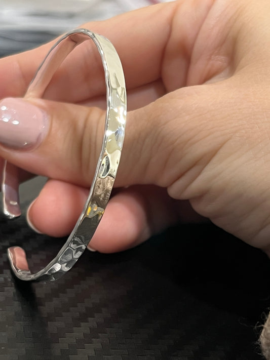 小丞飾
閃亮亮捶打4mm 開口手鐲 $1190