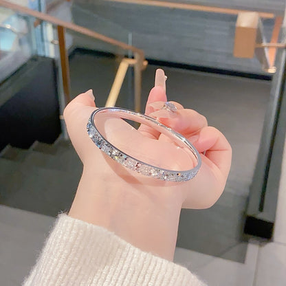 小丞飾銀色滿版碎鑽質感手環，簡約圓環設計展現優雅光澤，適合日常穿搭與聚會佩戴。