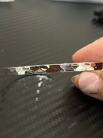 小丞飾
閃亮亮捶打4mm 開口手鐲 $1190