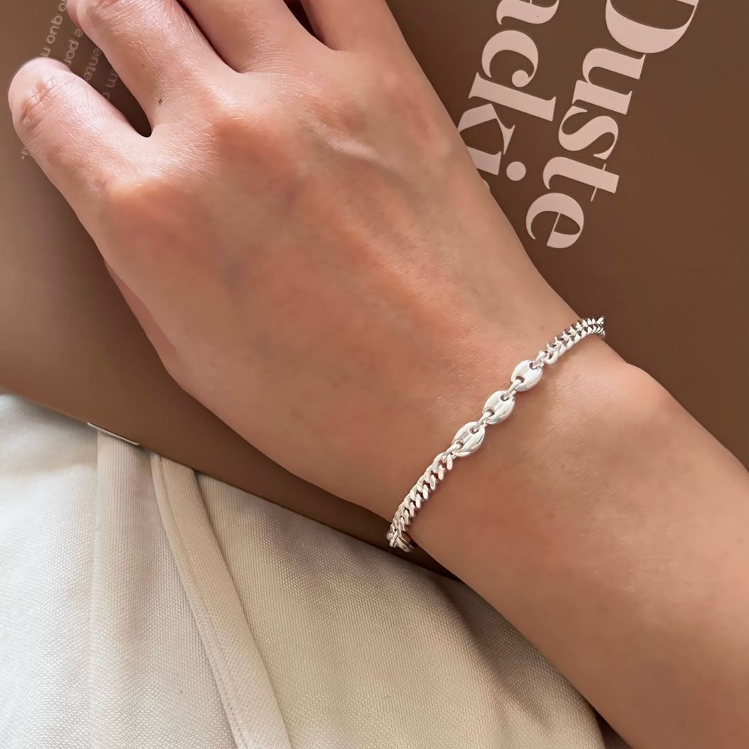 小丞飾
韓國南大門設計師款s925純銀重工豬鼻子手鍊小眾時髦博主同款手鍊 $990。#B601046