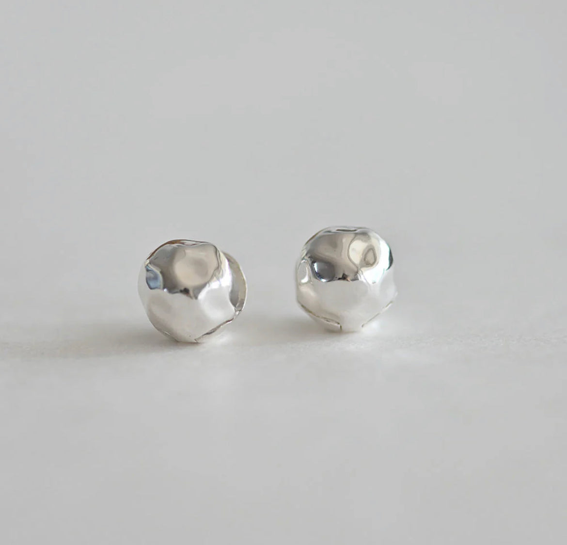 小丞飾 韓國製造 通體全純銀 S925 銀球耳環中的Premium 捶打精緻銀球易扣式耳環 $880 外徑10mm