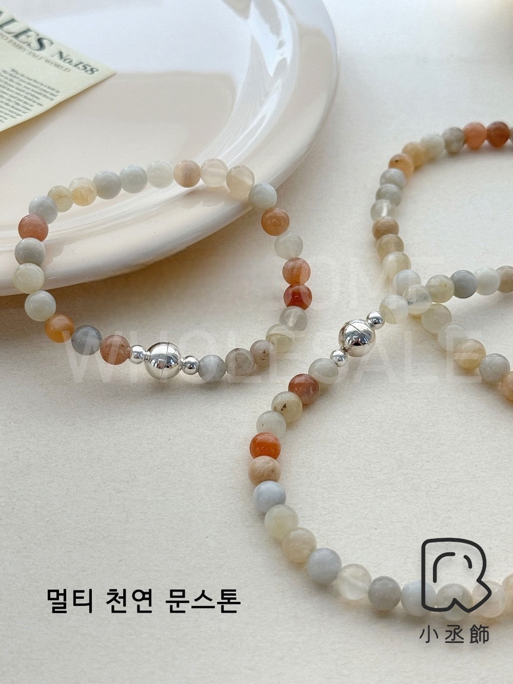 小丞飾 一繫即可扣上，磁鐵設計扣頭一秒上手手鍊上手不卡卡，適合14-17公分手圍❤️ 韓國製造 
透明水晶$690
淺橘月光石$790
多色乳白淺灰水晶海藍寶$890 #B601024