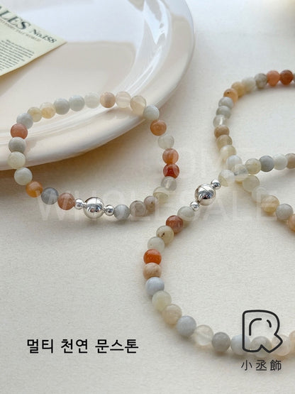 小丞飾 一繫即可扣上，磁鐵設計扣頭一秒上手手鍊上手不卡卡，適合14-17公分手圍❤️ 韓國製造 
透明水晶$690
淺橘月光石$790
多色乳白淺灰水晶海藍寶$890 #B601024