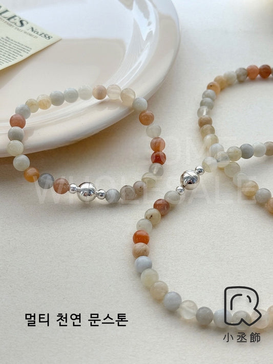 小丞飾 一繫即可扣上，磁鐵設計扣頭一秒上手手鍊上手不卡卡，適合14-17公分手圍❤️ 韓國製造 
透明水晶$690
淺橘月光石$790
多色乳白淺灰水晶海藍寶$890 #B601024