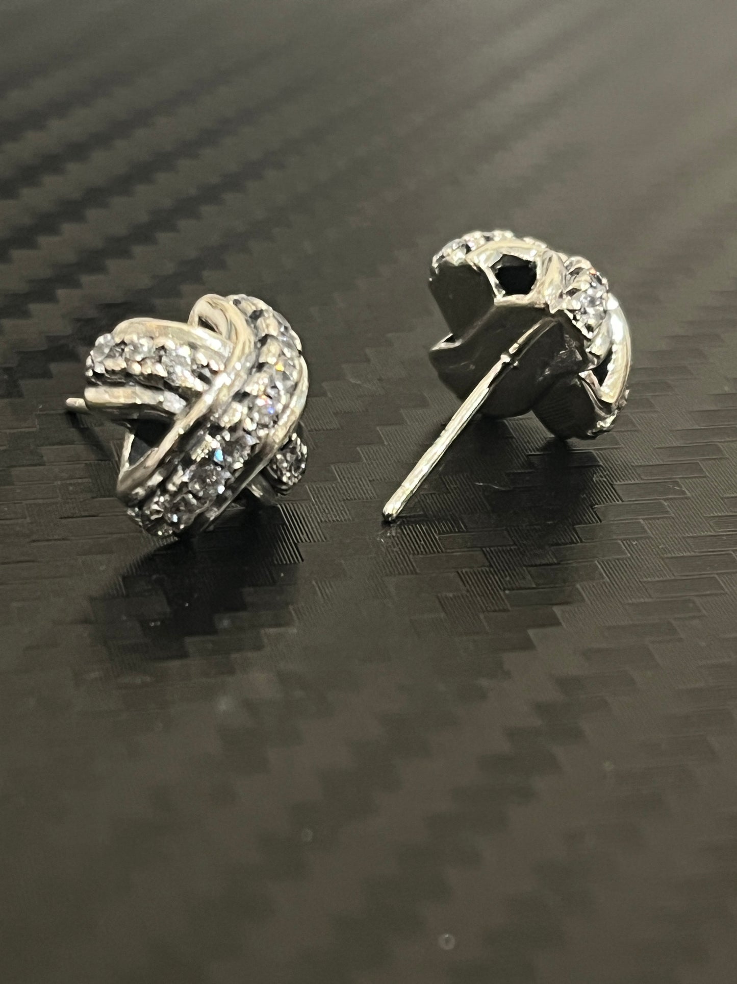 小丞飾 超美小香風
交叉滿鑽耳釘 $990。 R691231