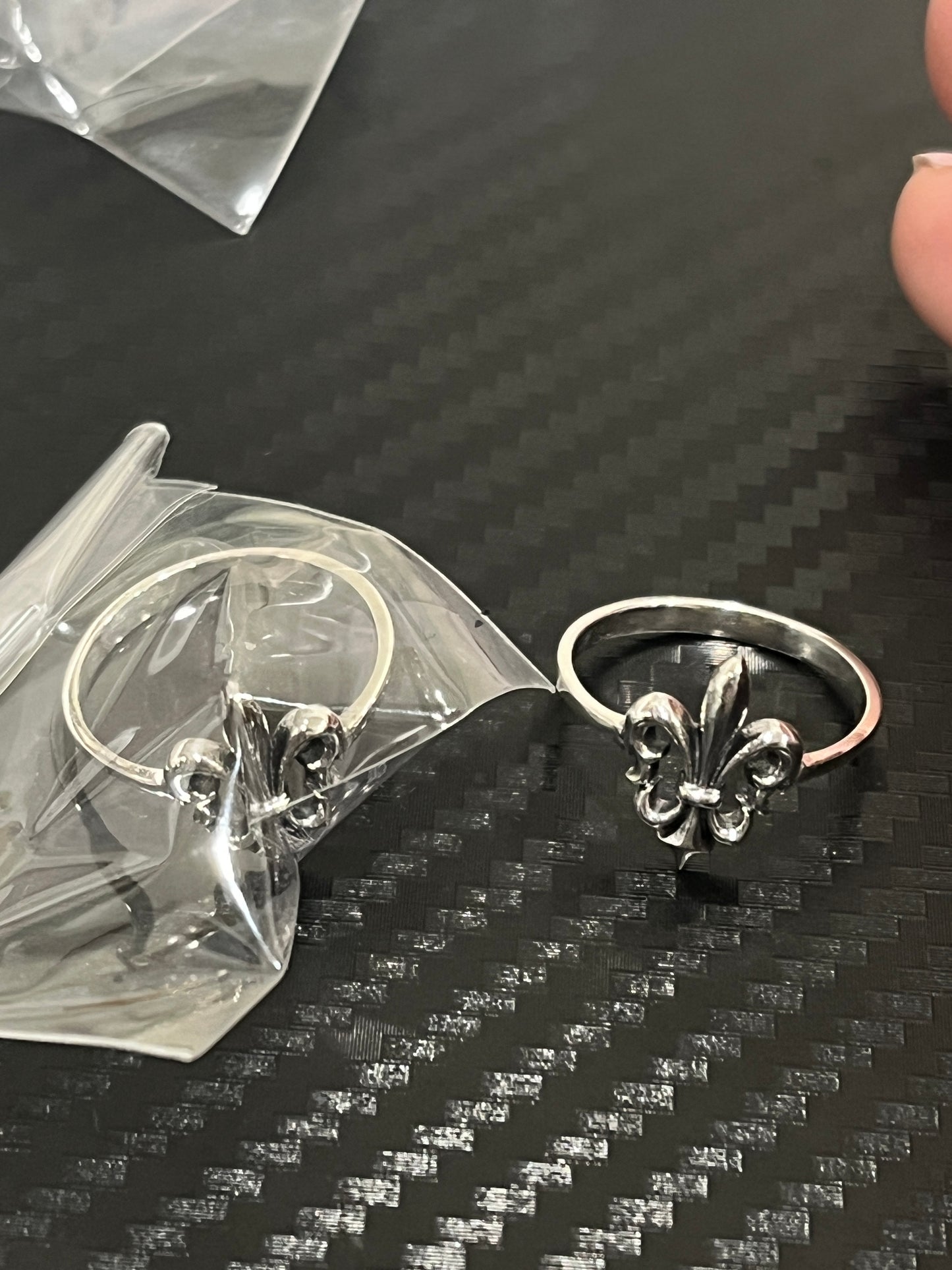 小丞飾 
鳶尾⚜️花復古戒指 
定圍 美碼6號 約港碼13
$320  R601021