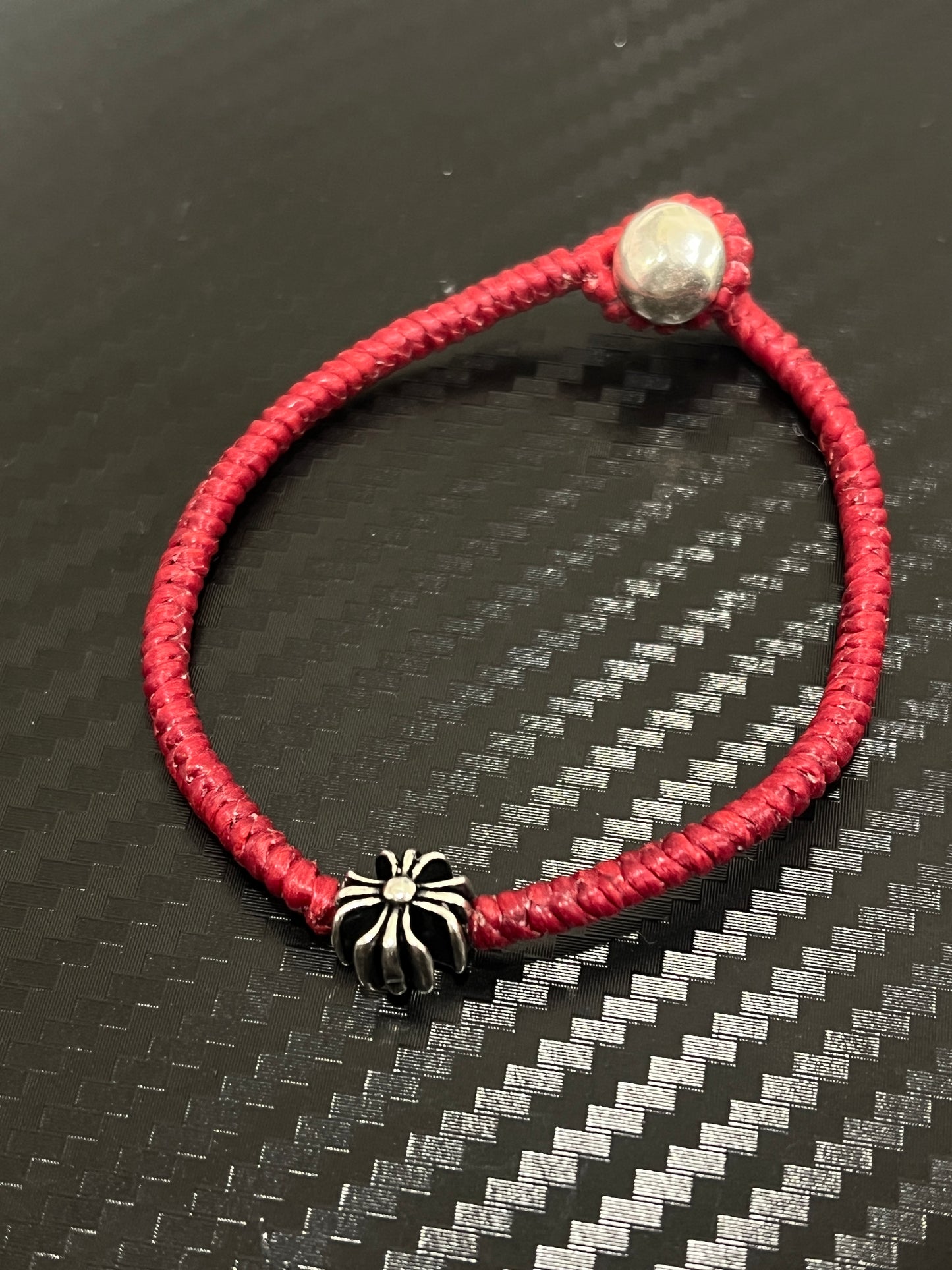 小丞飾 克羅心十字紅蠟繩手鏈
適合14-16手圍佩戴 
$990   B601022