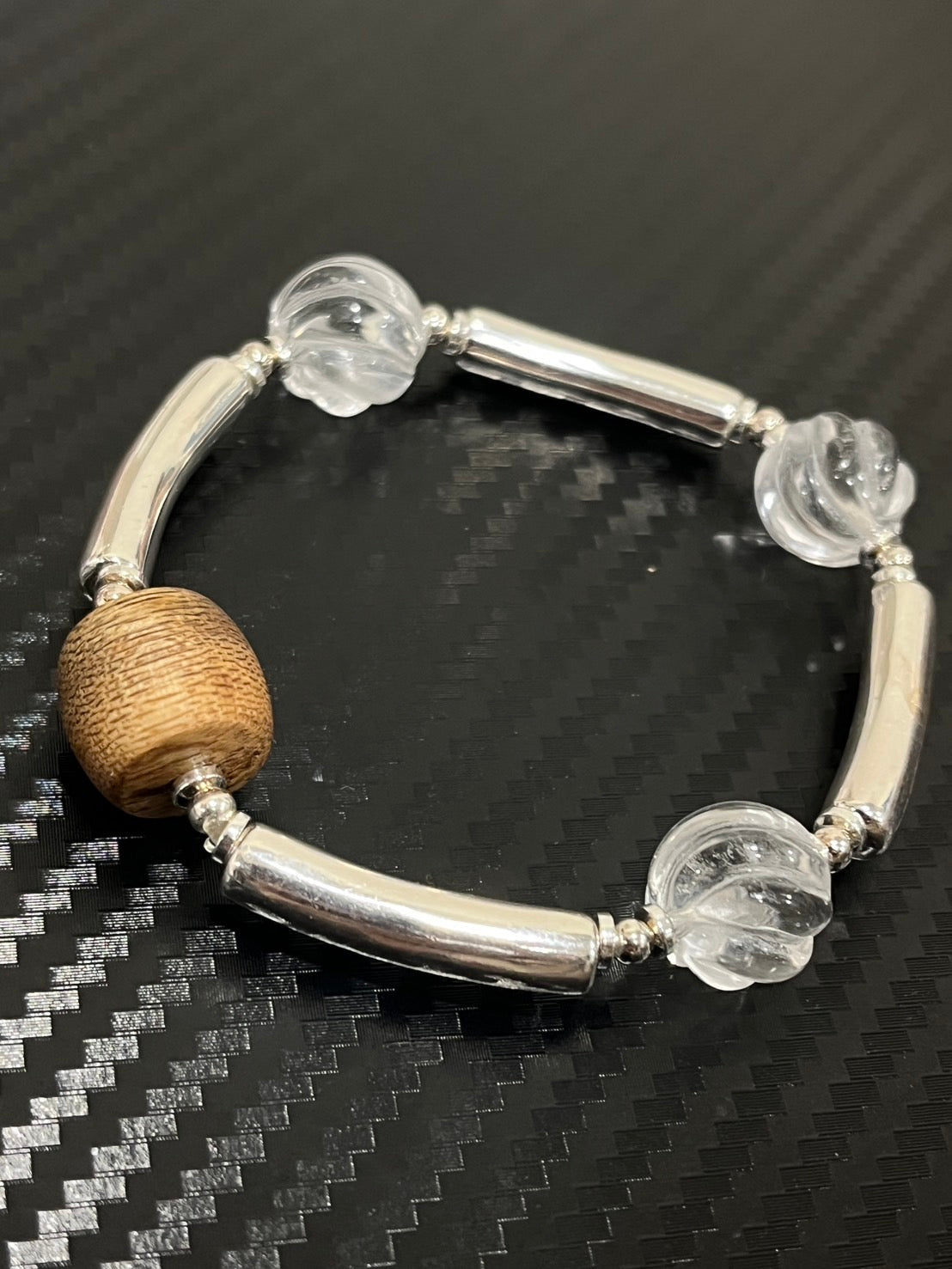 小丞飾
925 銀管珠 × 手工透明玻璃珠 × 天然木質珠
彈力繩設計適合14-17手圍
$2190  B601027