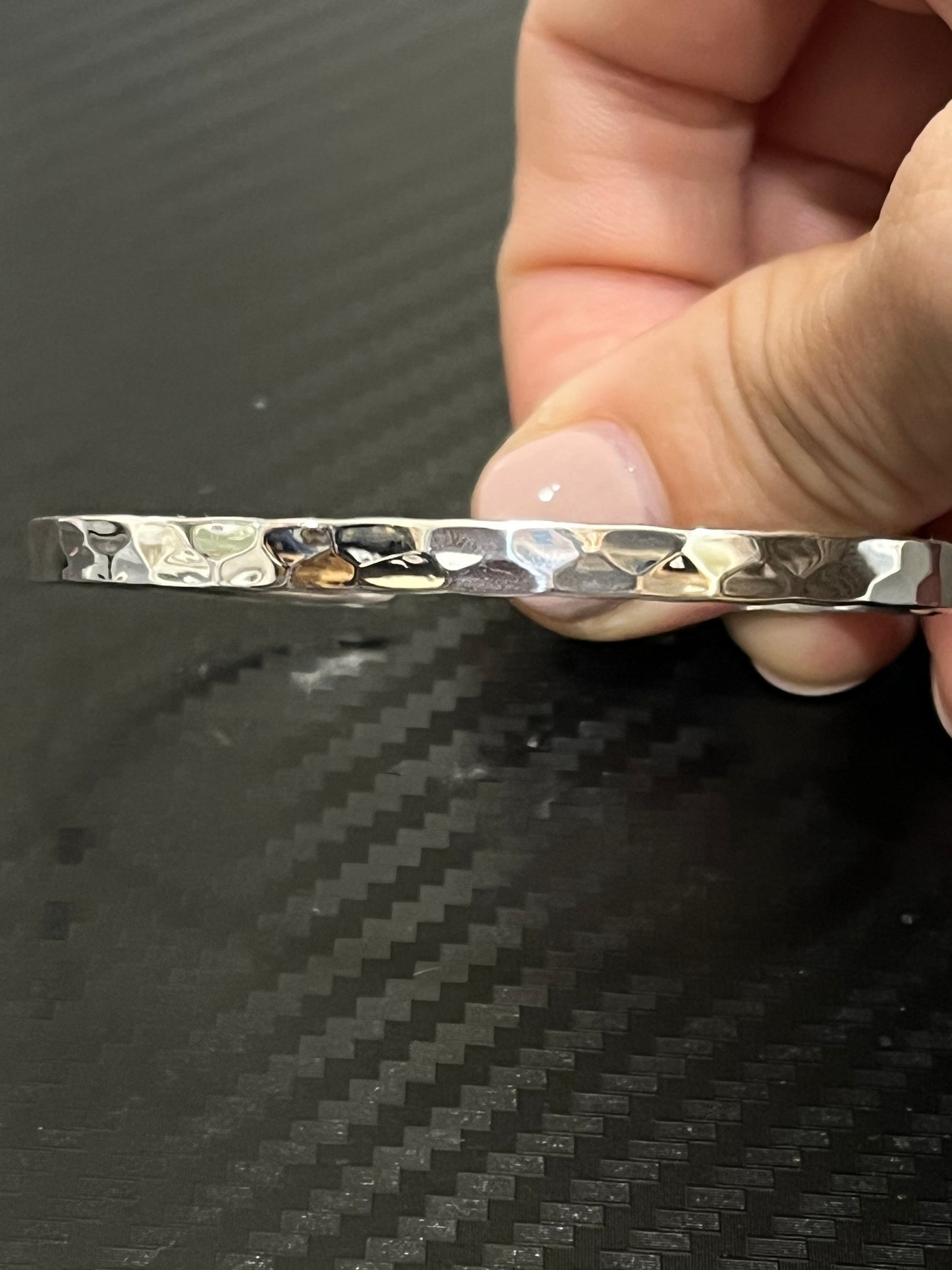 小丞飾
閃亮亮捶打4mm 開口手鐲 $1190