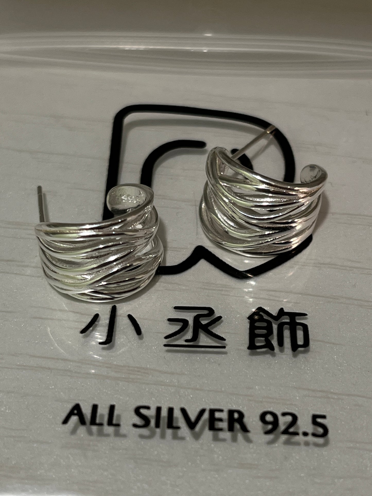 小丞飾 
質感多線設計圓弧造型耳環
$990  #E601031