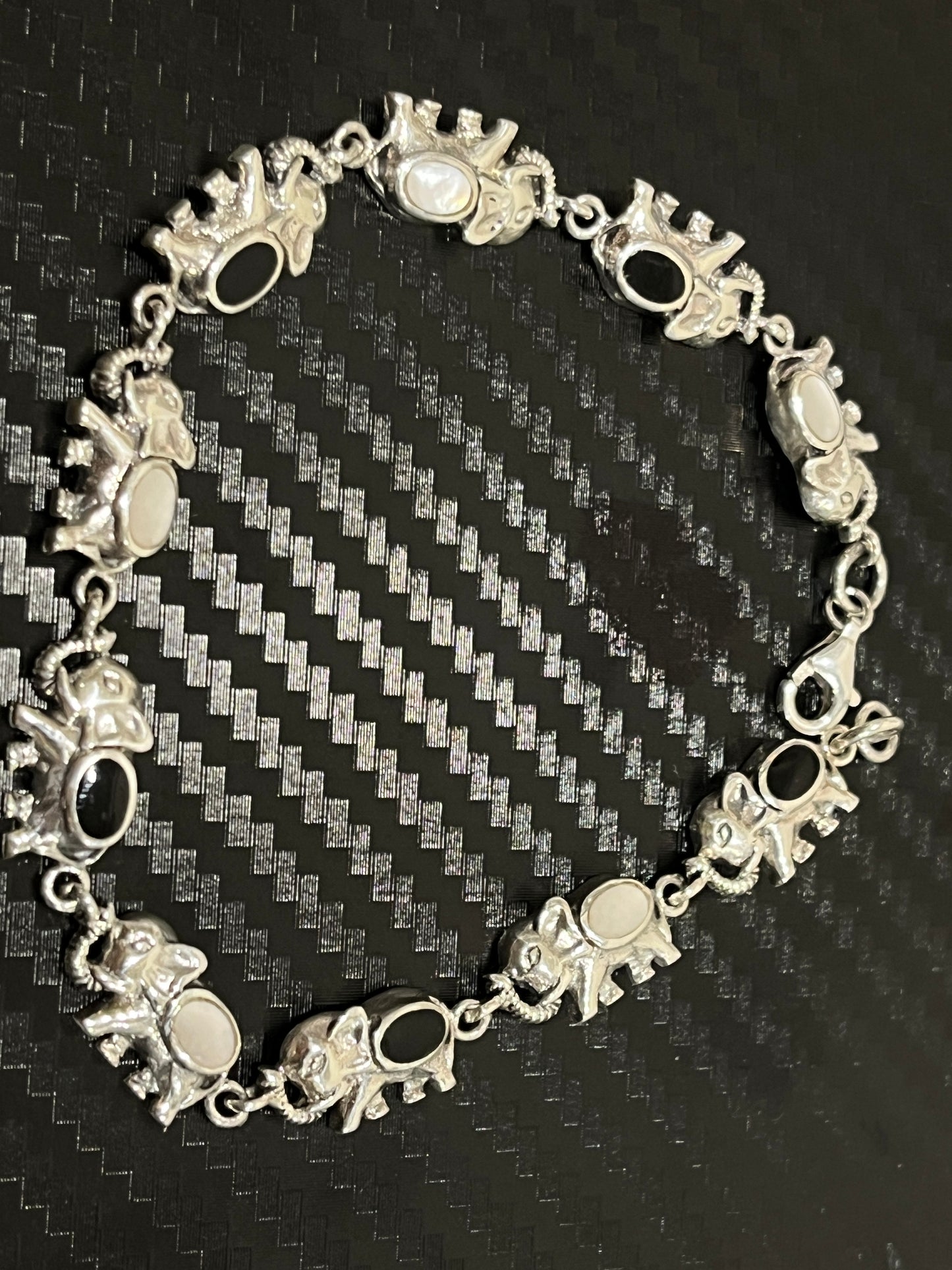 小丞飾 泰國純銀礦石大象手鏈 $1690  大象手鏈男女都適合 ，總長19公分，小手圍可以客製化拿幾顆大象-  #B601025 
藍色藍松石
黑色黑瑪瑙
白色白玉髓 
紅色紅碧玉
七彩鮑魚
綠藍綠松石