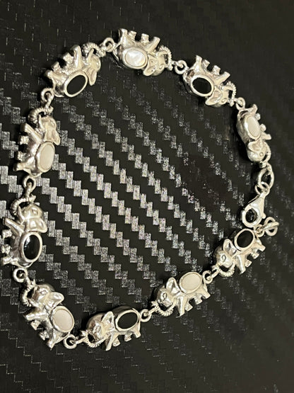 小丞飾 泰國純銀礦石大象手鏈 $1690  大象手鏈男女都適合 ，總長19公分，小手圍可以客製化拿幾顆大象-  #B601025 
藍色藍松石
黑色黑瑪瑙
白色白玉髓 
紅色紅碧玉
七彩鮑魚
綠藍綠松石