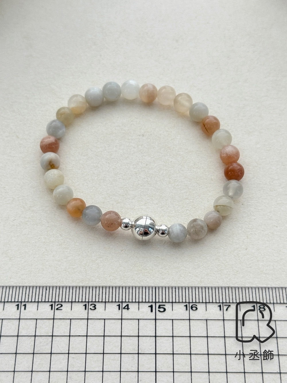 小丞飾 一繫即可扣上，磁鐵設計扣頭一秒上手手鍊上手不卡卡，適合14-17公分手圍❤️ 韓國製造 
透明水晶$690
淺橘月光石$790
多色乳白淺灰水晶海藍寶$890 #B601024