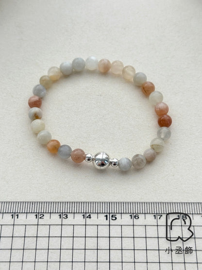 小丞飾 一繫即可扣上，磁鐵設計扣頭一秒上手手鍊上手不卡卡，適合14-17公分手圍❤️ 韓國製造 
透明水晶$690
淺橘月光石$790
多色乳白淺灰水晶海藍寶$890 #B601024