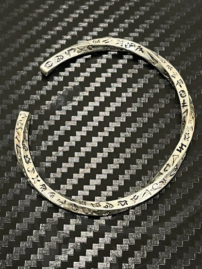 小丞飾
S925莫比烏斯塗鴉個性開口手環 BA6041901